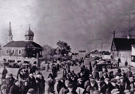 Митинг, посвящённый объединению Западной Беларуси с БССР, слева - Спасо-Преображенская церковь (теперь - ул.Кирова-Танкистов), сентябрь 1939 г.