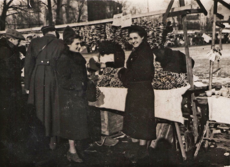 продажа баранок на сморгонском рынке 30-е гг.jpg