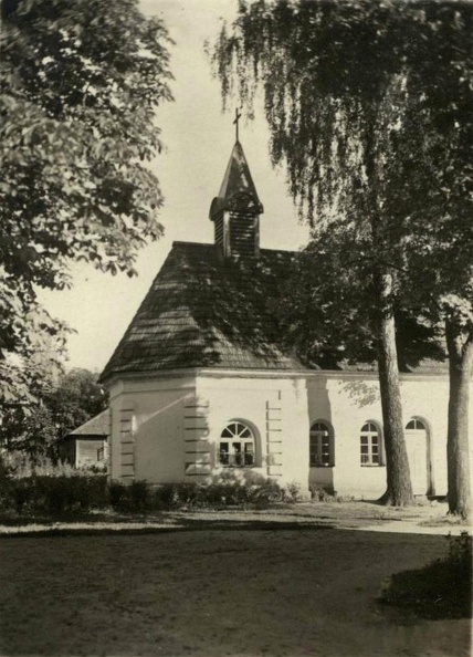 1930 , Kaplica przy pałacu Ogińskich w Zalesiu. Fotografia pochodzi z albumu przedstawiającego świątynie dekanatu oszmiańskiego.jpg