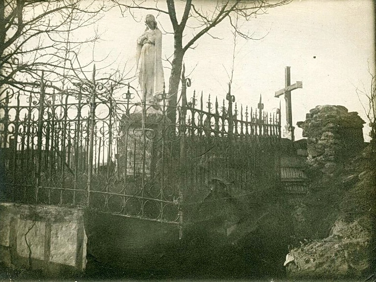 Городское кладбище, надмогилье Евы Козловской,  около 1916 г.