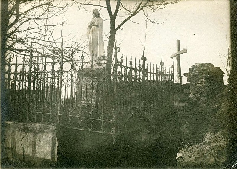 кладбище, надмогилье Евы Козловской, около 1916 г.jpg