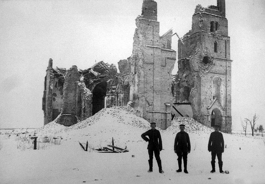Немцы у руин нового костёла, уничтоженного во время первой мировой войны, 1918 г.