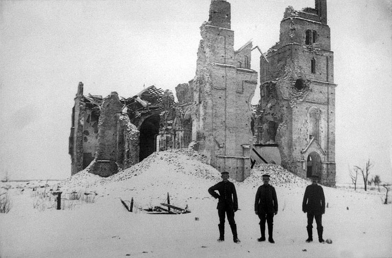 1918 , Немцы у руин нового костёла.jpg