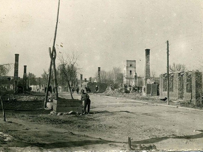 Разрушенная застройка рынка. На заднем фоне - Спасо-Преображенская церковь (ул. Танкистов)
