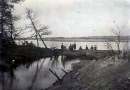 Солдаты пересекают Вилию у Сморгони на лодке 1914-17