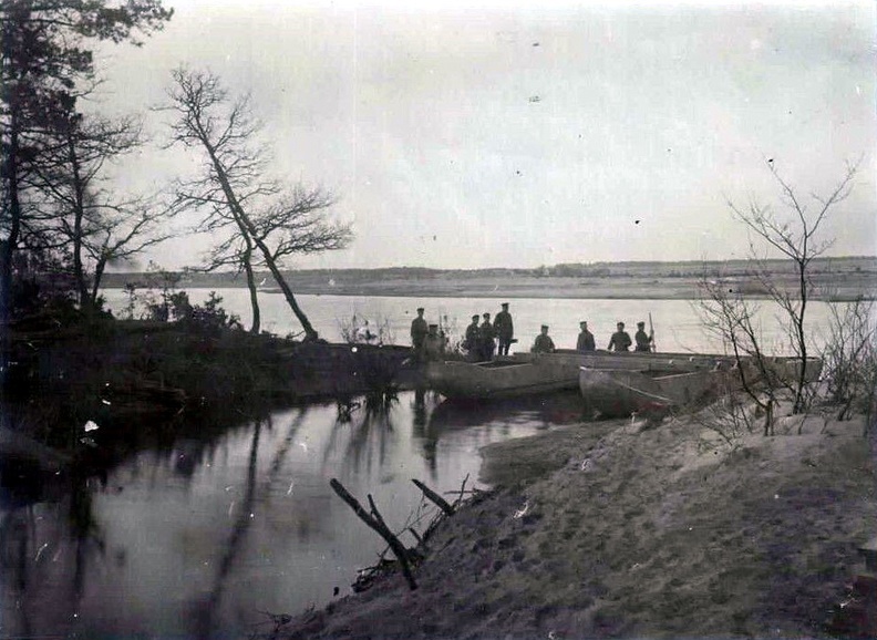 Солдаты пересекают Вилию у сморгони на лодке 1914-17.JPG