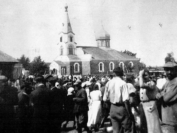 Рынок. На заднем фоне - Спасо-Преображенская церковь, 30-е гг.