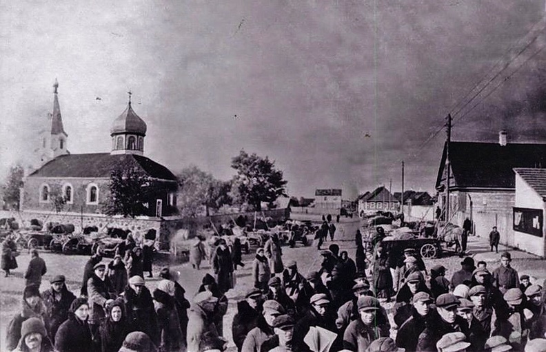 митинг, посвящённый объедининию Западной Белосуссии с БССР сентябрь 1939. Слева церковь Преображения Господнякирова-танкистов.jpg