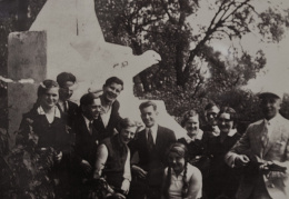 Памятник на городском кладбище, 1933 г.