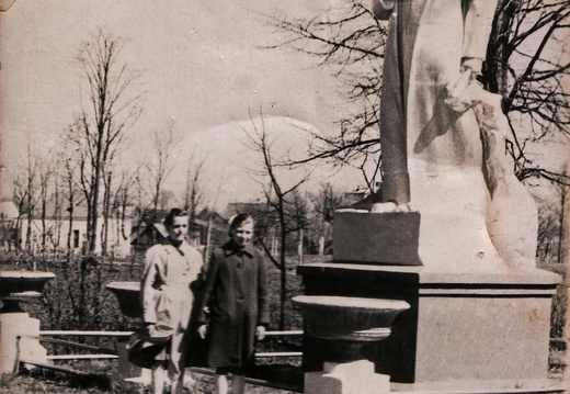 У памятника Сталину, 1962 г.