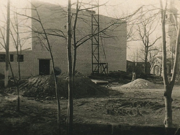 Строительство кинотеатра "Космос", справа - Спасо-Преображенская церковь, 1963 г.