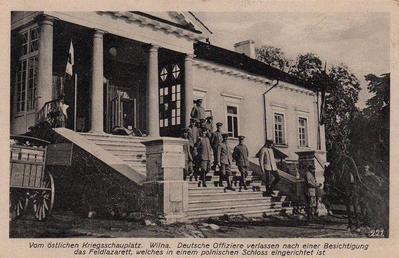 Lata 1915-1916 , Czasy I wojny światowej. Niemieccy oficerowie po wizytacji opuszczają lazaret wojskowy urządzony w dworze Szafnaglów.jpg