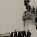 У памятника Ленину