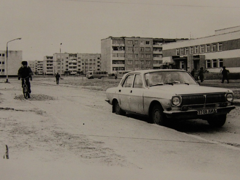 Перекрёсток улиц Синицкого и Юбилейной, на заднем плане - средняя школа №5