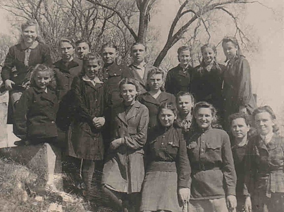Ученики 8 класса Сморгонской школы, 23 апреля 1948 г.