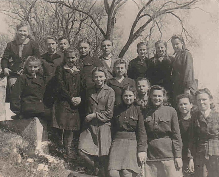 Ученики 8 класса Сморгонской школы, 23 апреля 1948 г..jpg