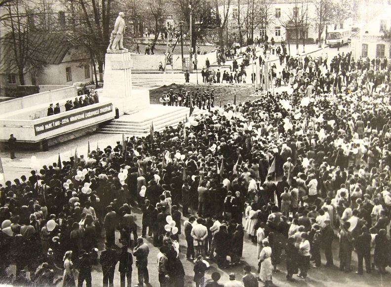 Демонстрация на пл.Ленина в честь праздника 1 мая.JPG
