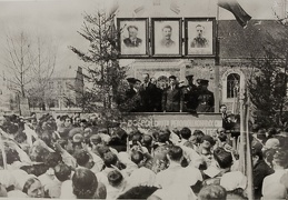 Демонстрация на ул.Танкистов (на фоне - Спасо-Преображенская церковь)