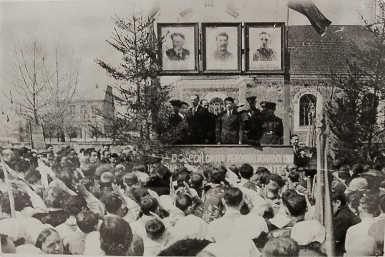 Демонстрация на ул.Танкистов (на фоне - Спасо-Преображенская церковь).jpg