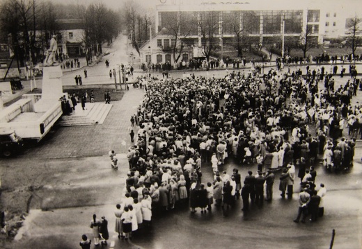 Демонстрация на пл.Ленина