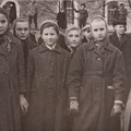 Дети на фоне Спасо-Преображенской церкви