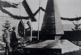 Памятник Паулю фон Гиндербургу у железнодорожной станции, 1917 г.