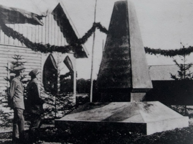 Памятник Паулю фон Гиндербургу у железнодорожной станции, 1917 г.