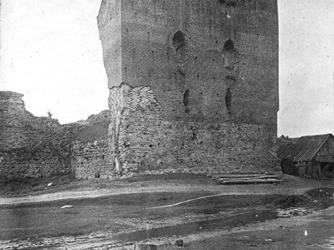 Руины замка, фото Я.Ядковски, 1909 г.