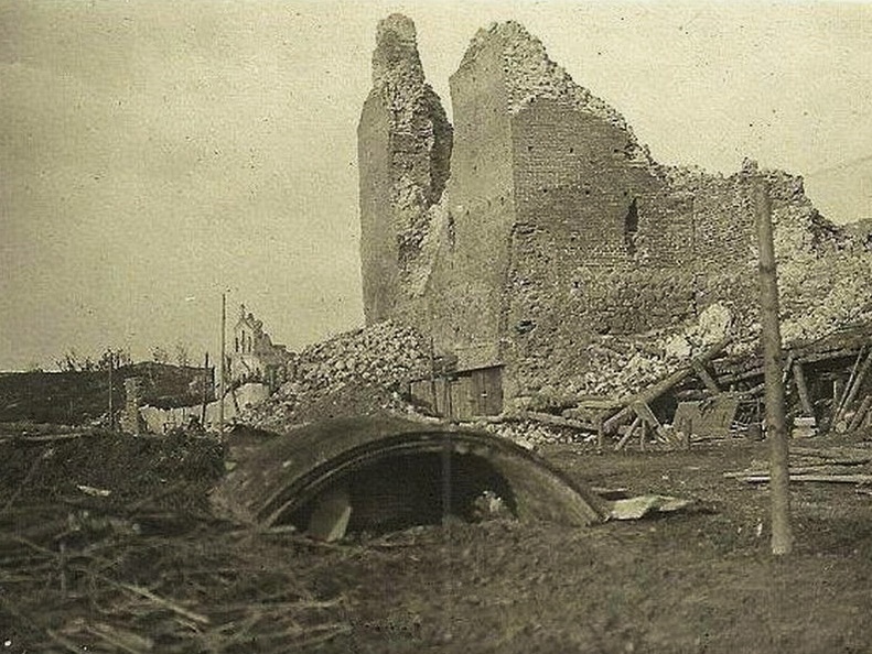 Башня кревского замка, уничтоженная в результате артиллеристского обстрела 17 июля 1917 г.
