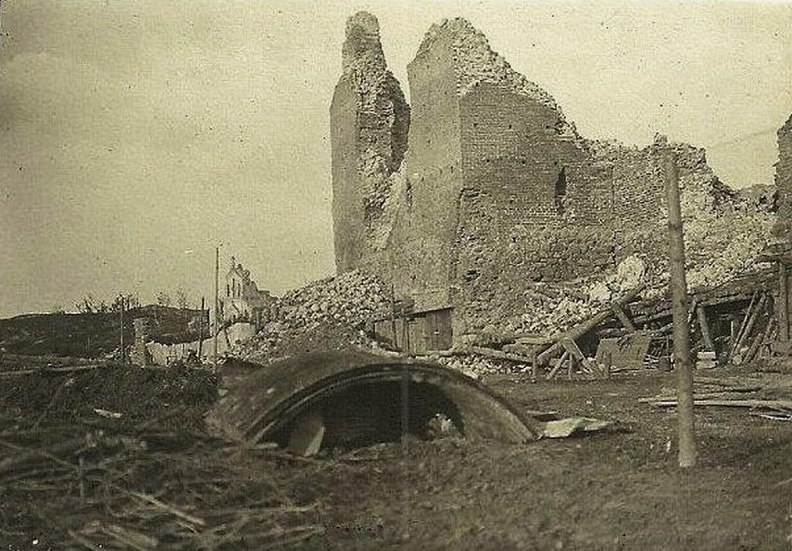 Башня кревского замка, уничтоженная в результате артиллеристского обстрела 17 июля 1917 г. На заднем плане церковь Святой Троицы.jpg