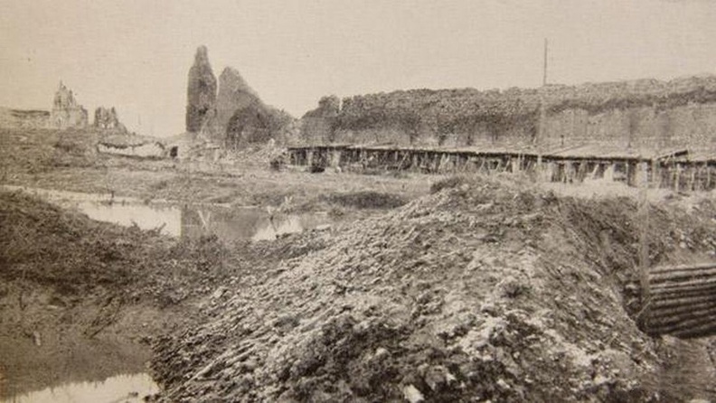 Руины кревского замка, вид из немецких окопов, фото Hindenburgs Mauer im Osten 1917 г..jpg
