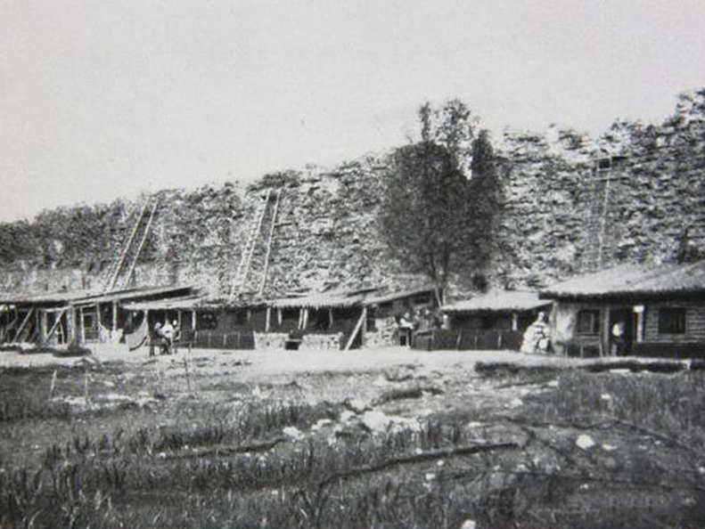 Немецкие военные жилые бараки у стен креского замка, фото Hindenburgs Mauer im Osten, 1916 г.
