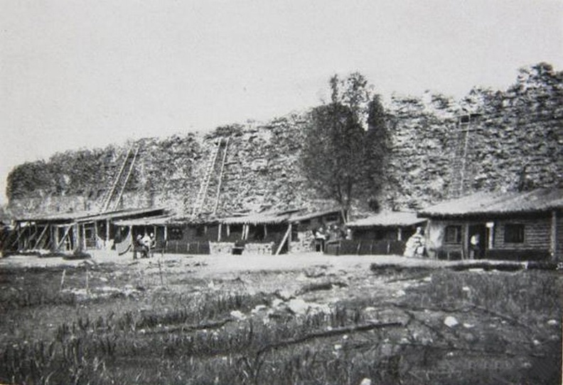 Немецкие военные жилые бараки у стен креского замка, фото Hindenburgs Mauer im Osten, 1916 г..jpg