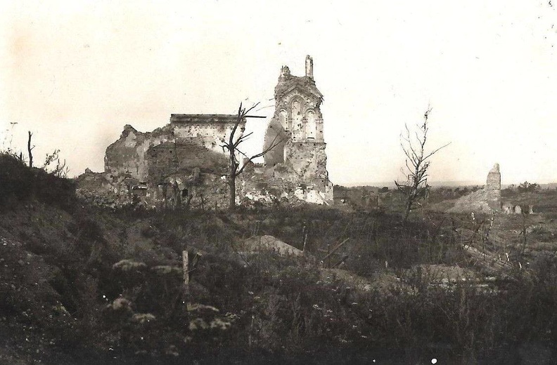 Кревский замок и руины православной церкви, 1917 г..jpg