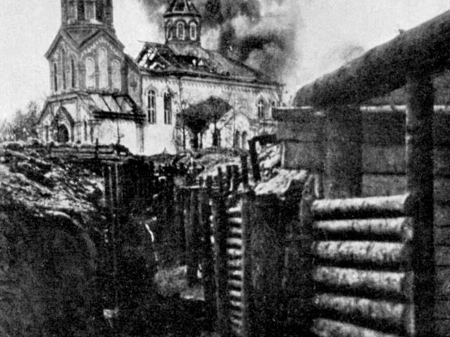 Церковь Святой Троицы во время артиллеристского обстрела