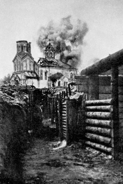 Церковь Святой Троицы во время артиллеристского обстрела.jpg