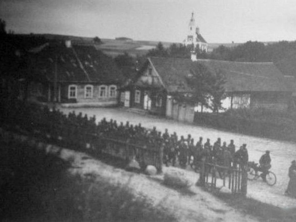 Колонна немецкой армии во время марша через Крево. На заднем плане видна церковь Св.Александа Невского, 1941 г.