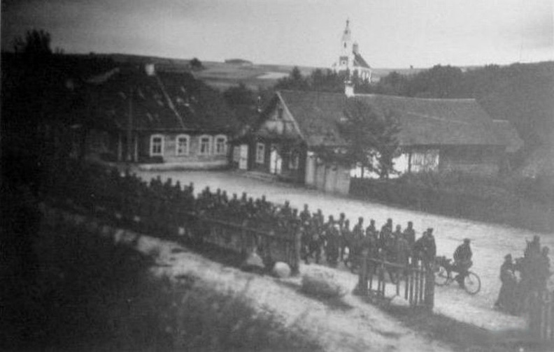 Колонна немецкой армии во время марша через Крево. На заднем плане видна церковь Св.Александа Невского, 1941 г..jpg