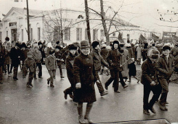 Юлия Шемис на демонстрации. На заднем плане нынешний Стиль 