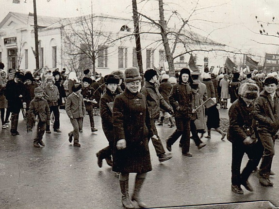 Юлия Шемис на демонстрации. На заднем плане нынешний Стиль 