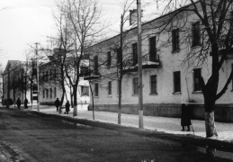 Ул.Советская, вид на дома №15 и 13. На заднем плане - Раймаг (ГУМ)