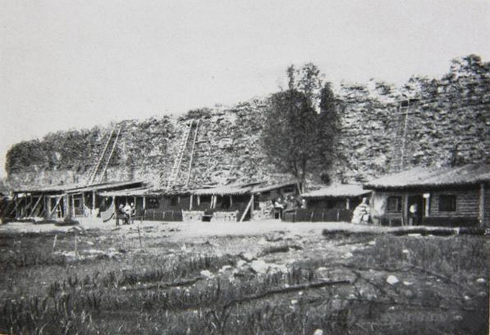Немецкие военные жилые бараки у стен креского замка, фото Hindenburgs Mauer im Osten, 1916 г.