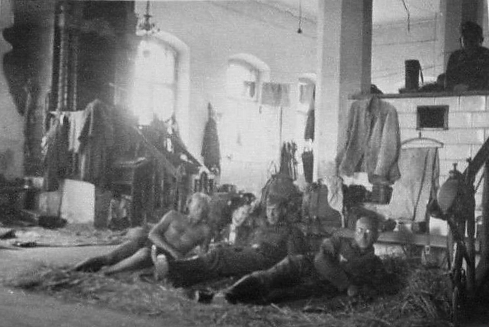 Синагога, в которой квартировали солдаты немецкой армии, 1941 г.