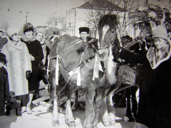Начало 60-х, сморгонцы провожают зиму на ул.Танкистов (ранее Медведская или Скоморошья).jpg